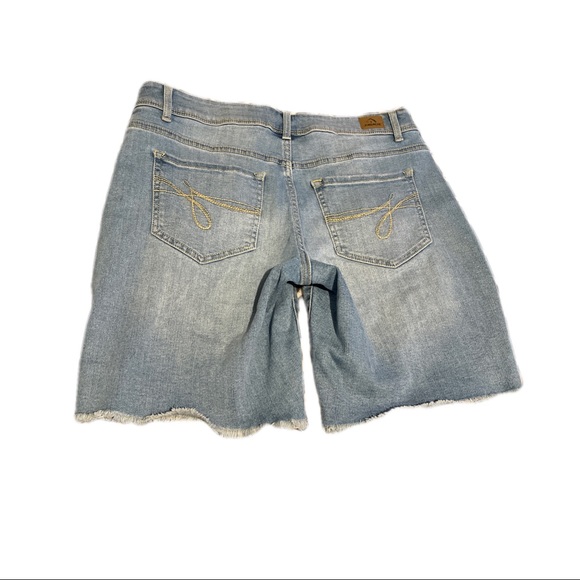 Woman’s Jordache longer jean shorts - Picture 2 of 3